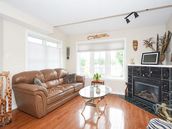 2nd image of 933 Markwick Cres