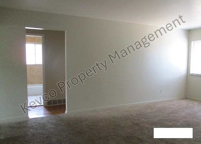 4 bed, $2,100 — Photo 3