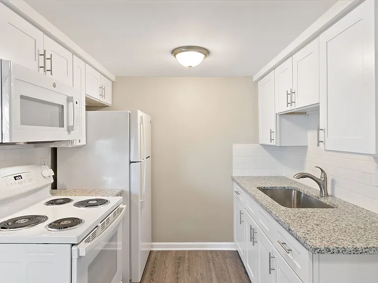 Brownell Apartments - Coast to Coast Management — Photo 11