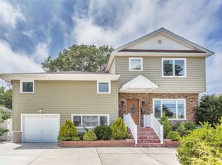1074 Park Blvd, Massapequa Park, NY 11762