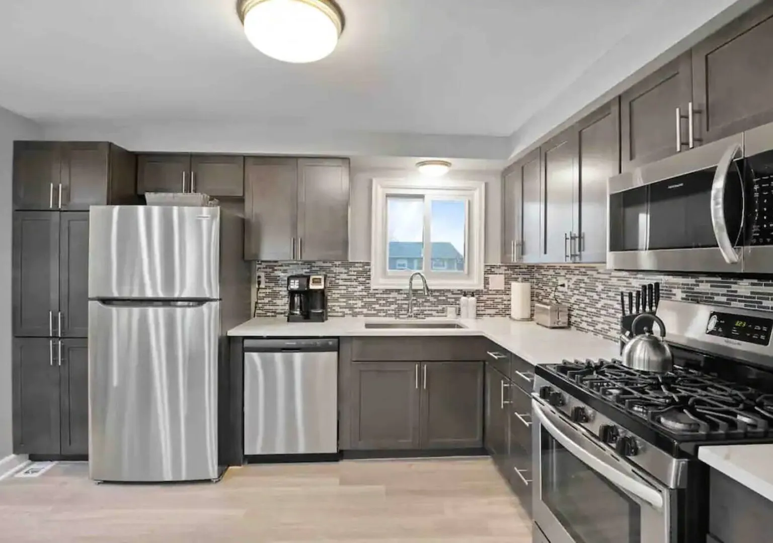 Extravagance - King 4 BRs, 2.5 BA Schaumburg — Photo 4