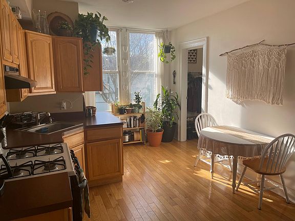 3rd image of 81 Maple St APT 3