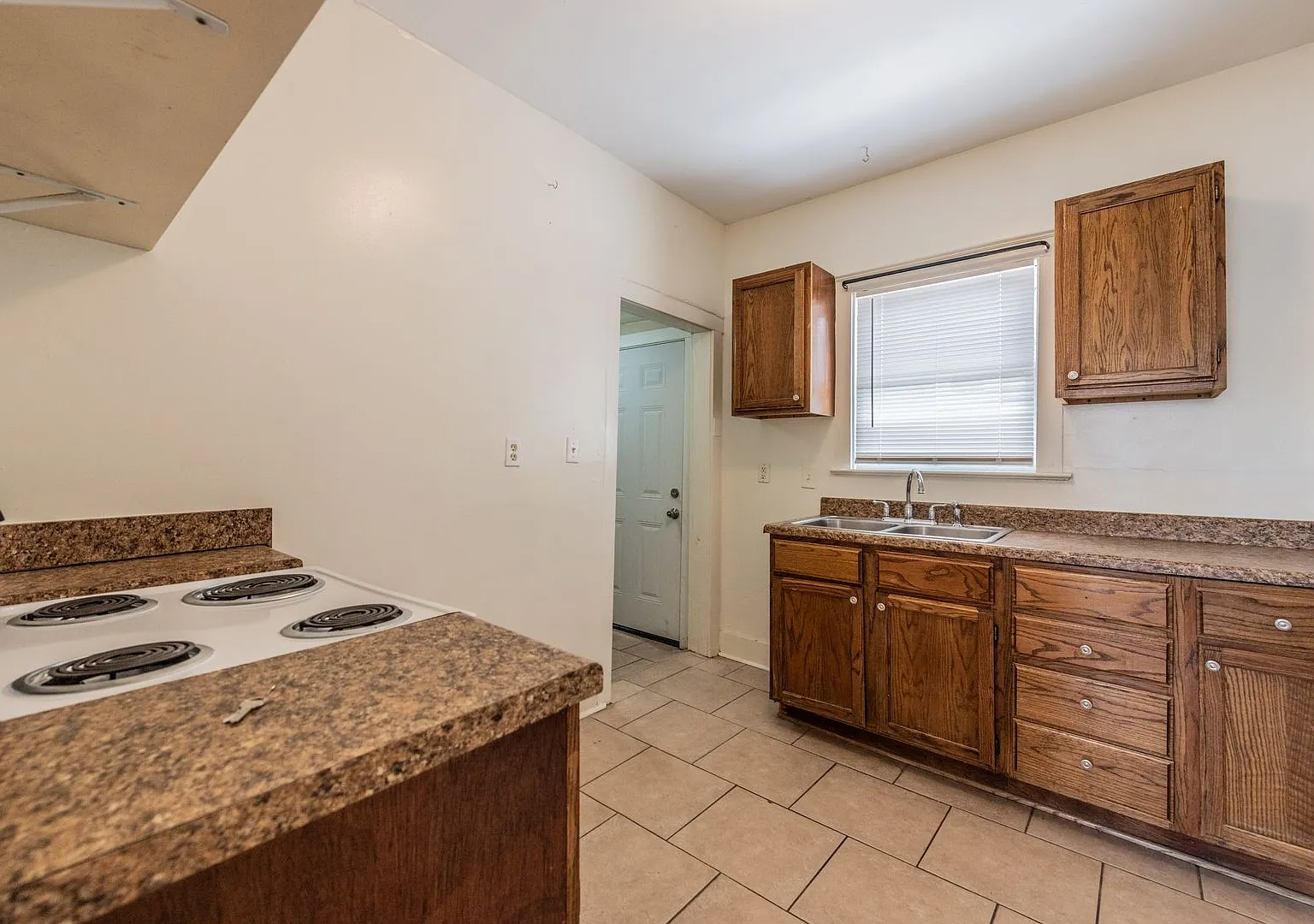 743 E Ashby Pl — Photo 4