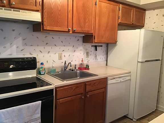 Walk through Kitchen ; 12x9