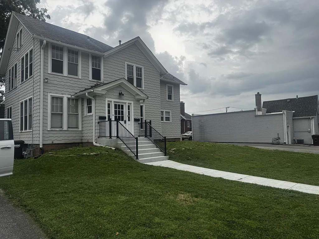 105 University St — Photo 3