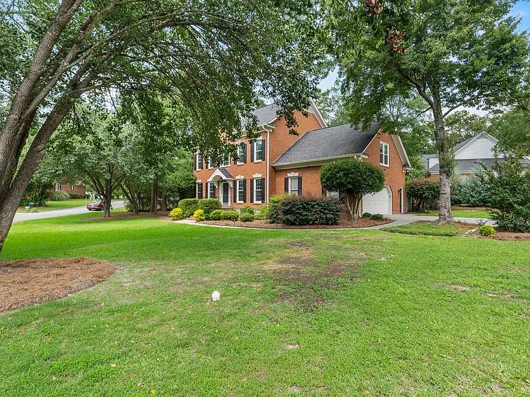 101 Hollingwood Dr — Photo 3
