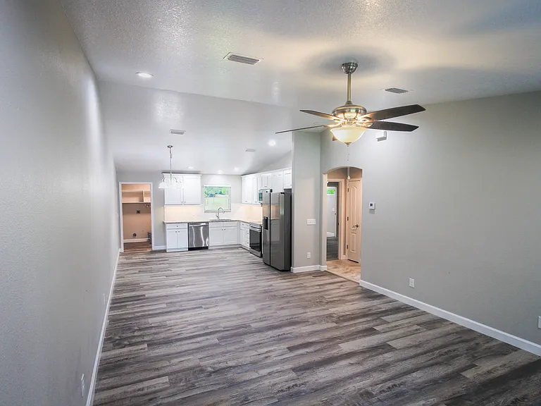 9184 N Peachtree Way — Photo 2
