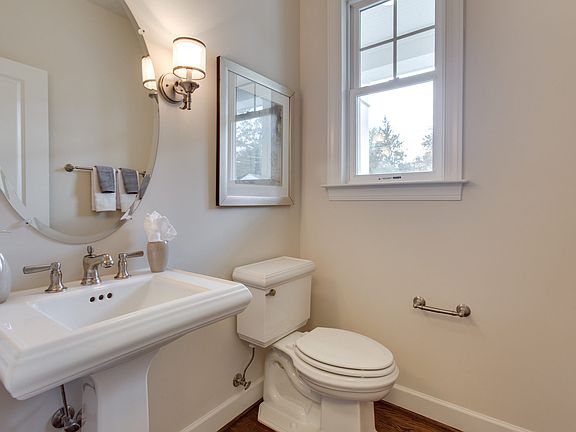 Main level 1/2 bath