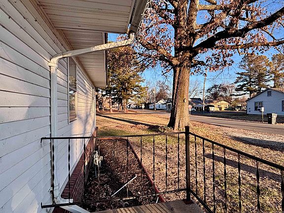 4th image of 410 E Elm St