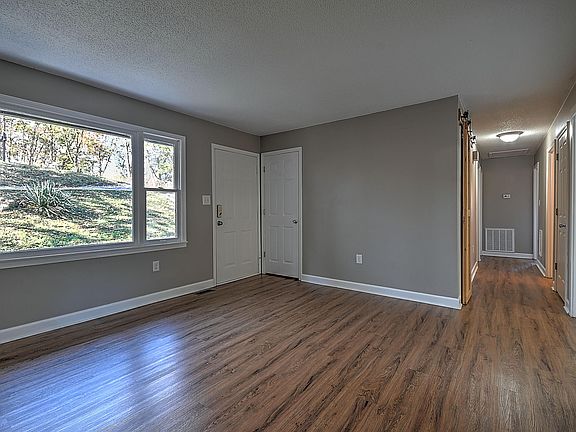 3rd image of 10117 Oakwinds Cir