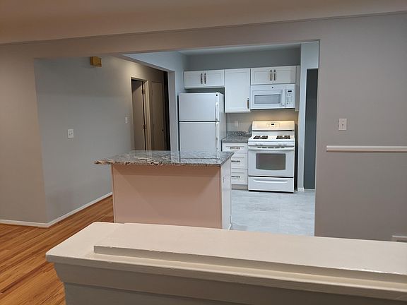 Open Floor Plan - Kitchen/Dinning