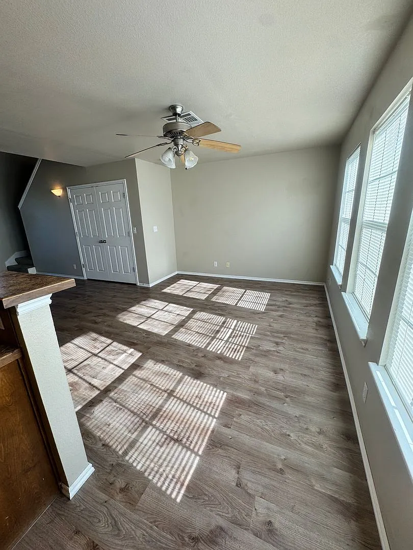 2bd 2ba townhome adorable and clean — Photo 4