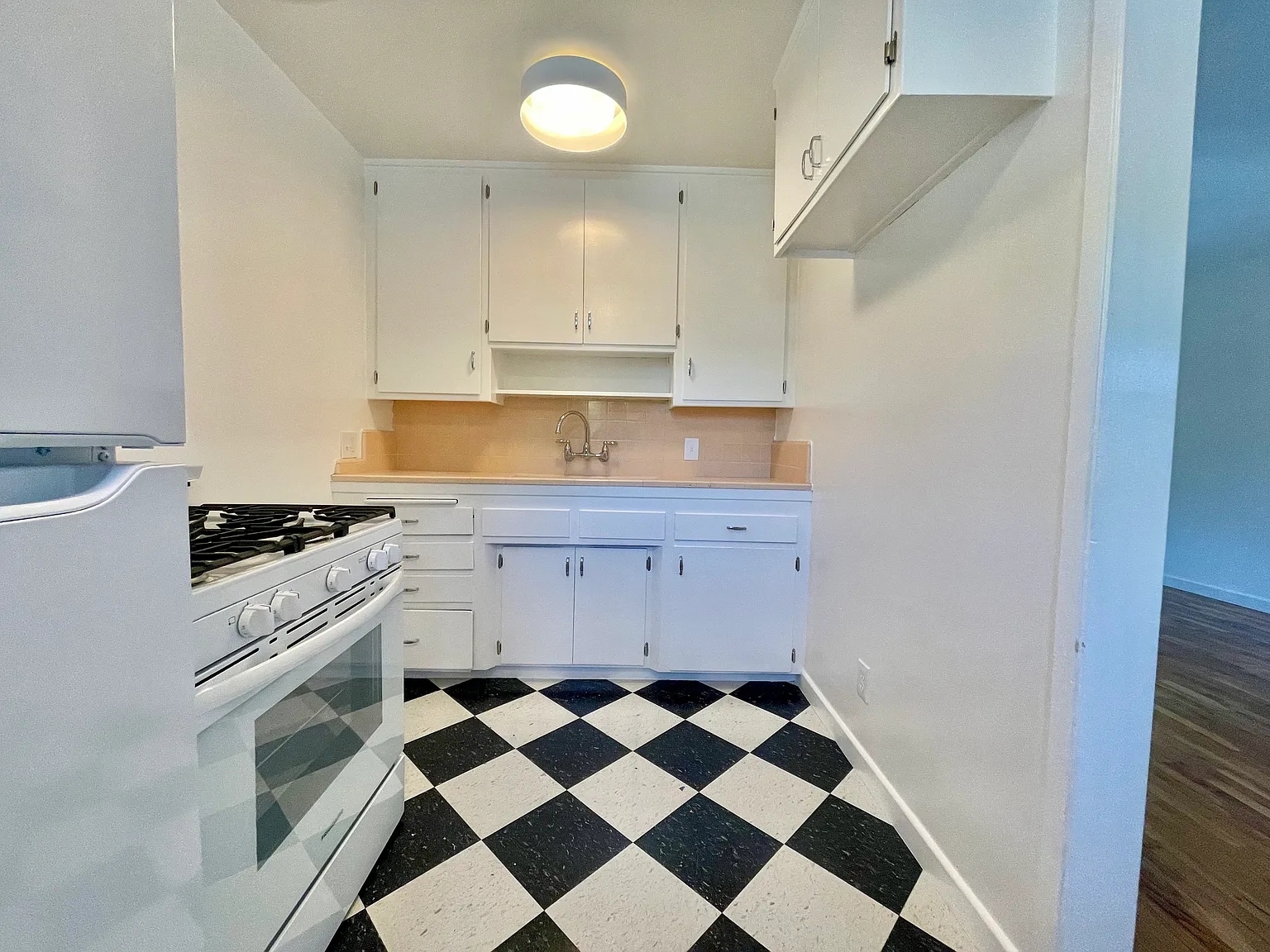 1120 N Curson Ave — Photo 4
