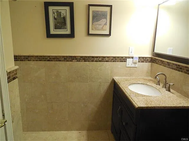 209 Hunyadi Ave — Photo 10