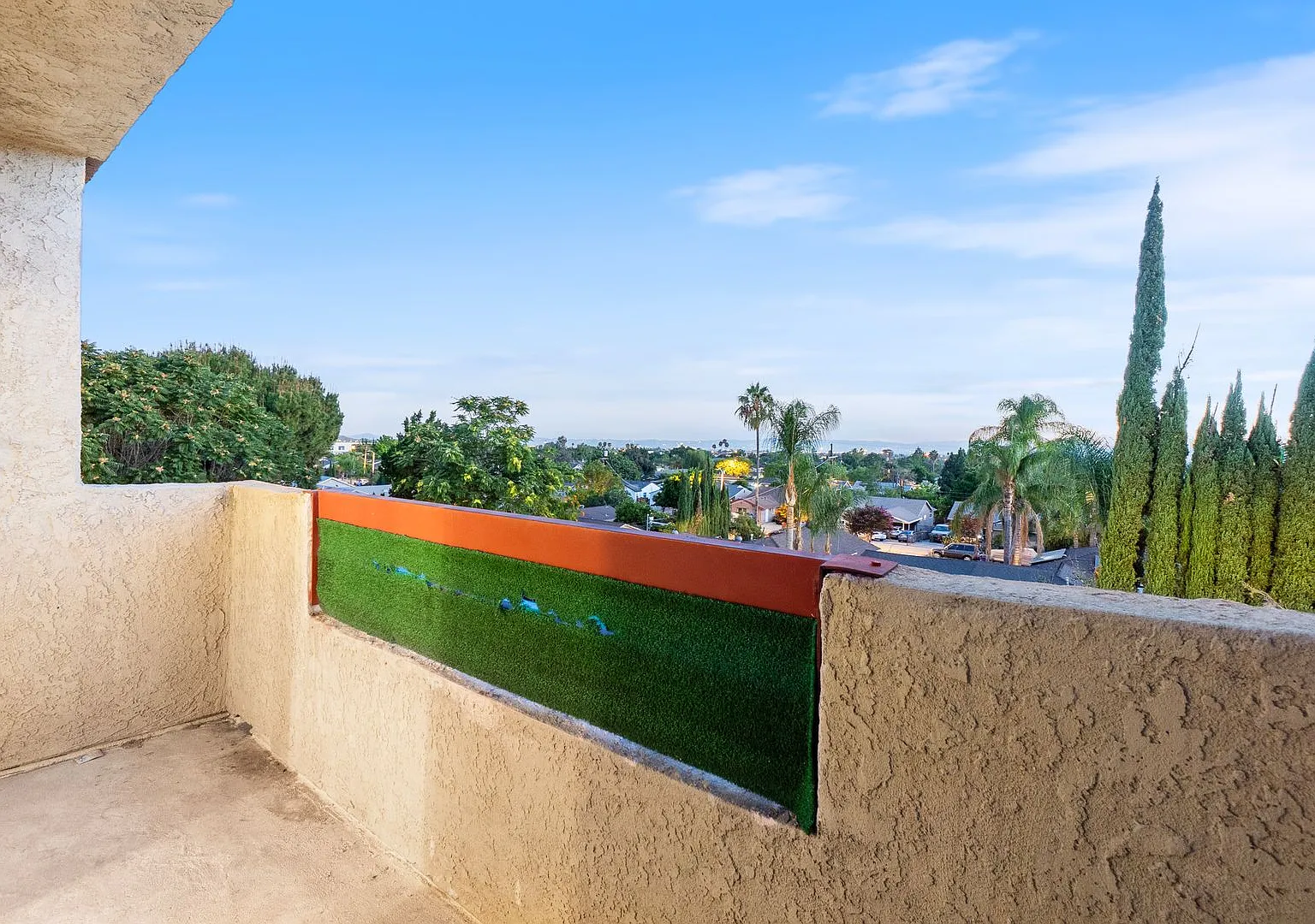 Updated 1BD/1BA Apartment in Well Maintained Complex in Sylmar. — Photo 2