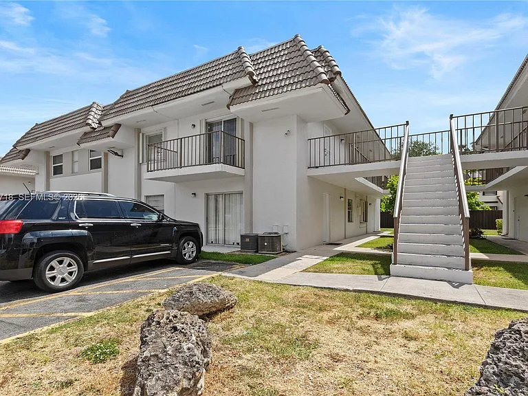 7011 SW 129th Ave #5 — Photo 4