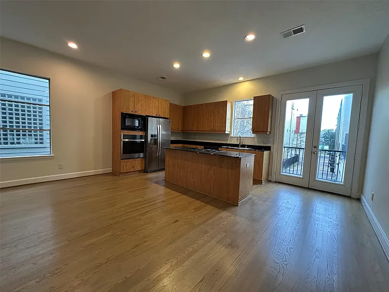 2713 Crawford St — Photo 8