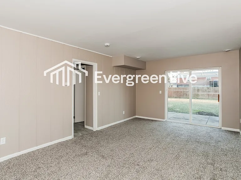 725 Decatur Ct — Photo 7