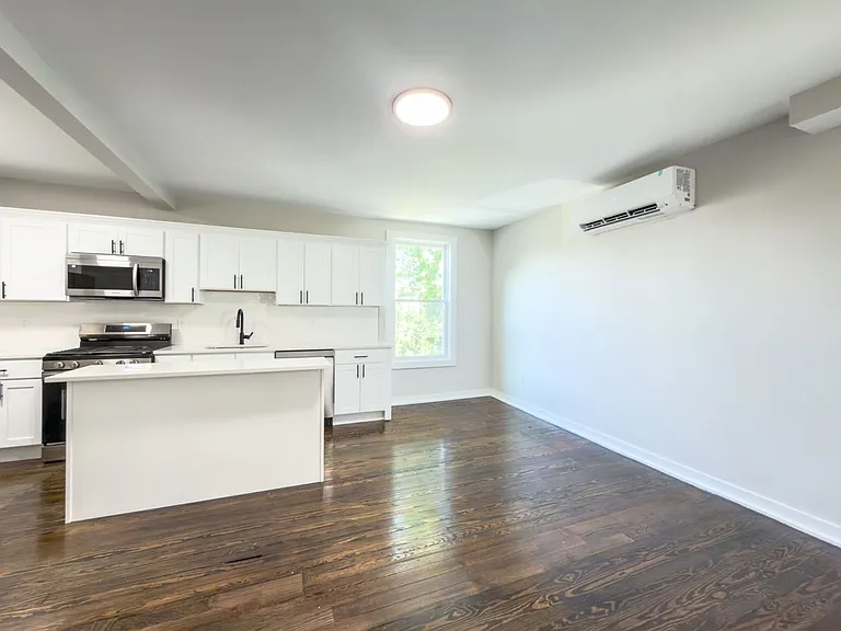 560 Howard Ave — Photo 28