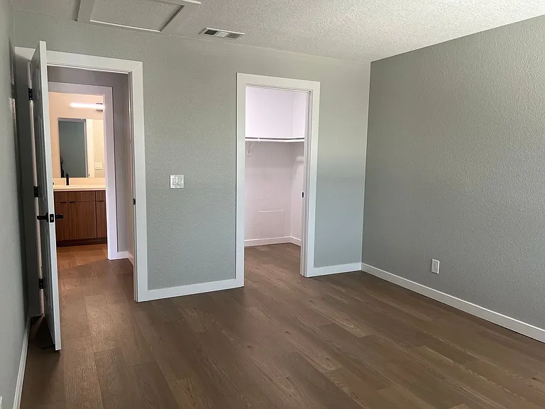 River House Apartments — Photo 42