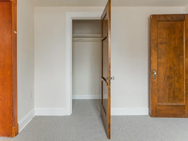 Bedroom Closet 1225-G