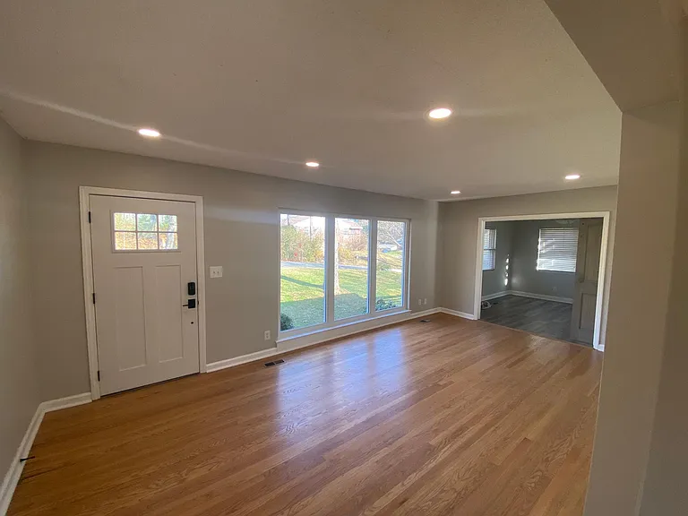 1018 Robins Crest Rd — Photo 4