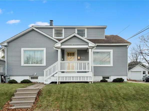 411 24th St NE, Cedar Rapids, IA 52402