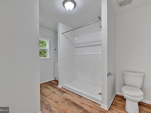 5th image of 811 E Seagrove Rd APT B
