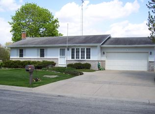 501 Maple Crest Ln, Watertown, WI 53094