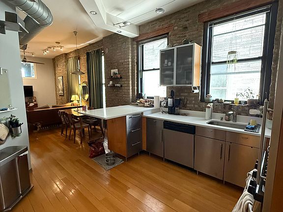 2nd image of 1151 W Erie St APT 1F