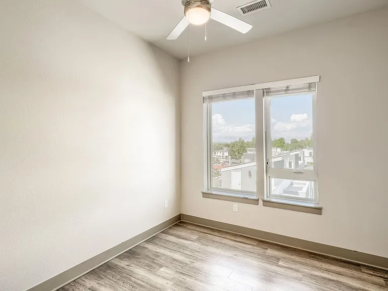 4923 King St — Photo 138