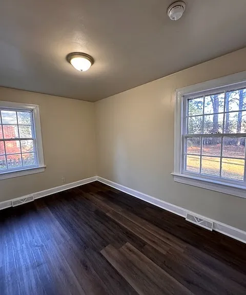 607 Fairfax Ave NE — Photo 4