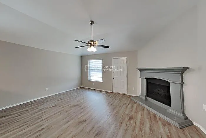 3 bed, 2.0 bath, 1955 sqft, $2,350 — Photo 3