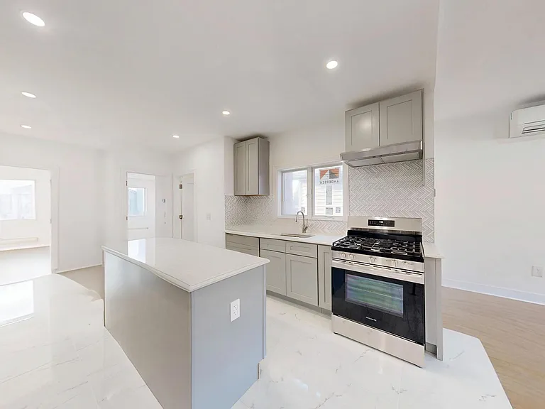 2346 E 2nd St #2 — Photo 4