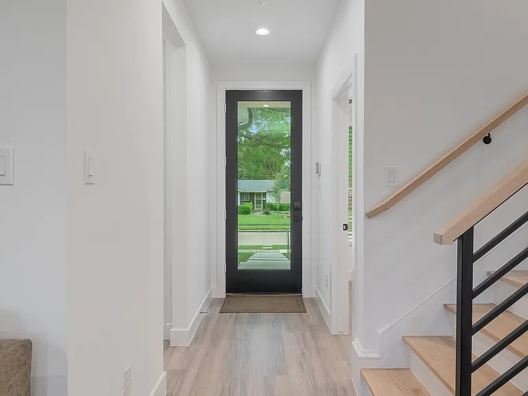 806 Kingswood Ave — Photo 3