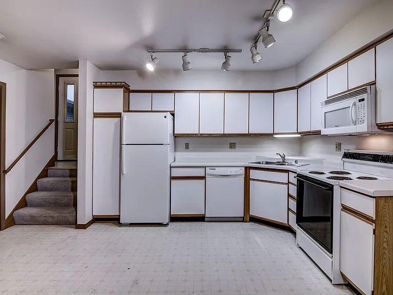 1050 W Hamilton Ave — Photo 23