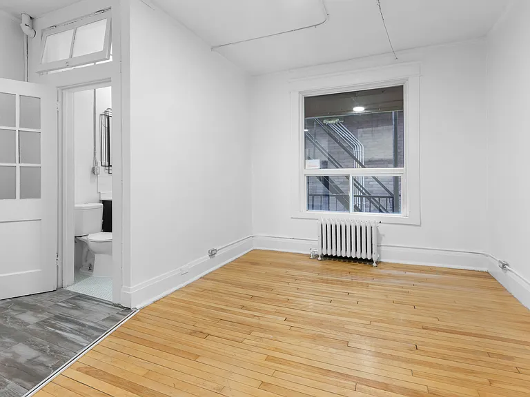 404 Elgin St — Photo 9