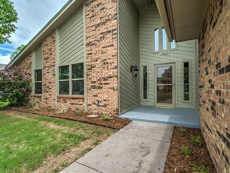 2809 Countrywood Ln — Photo 2