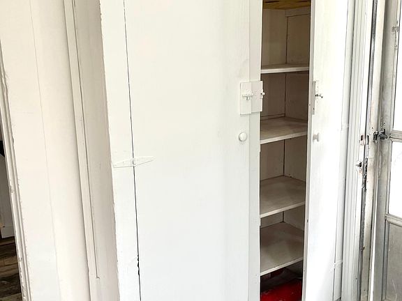 4th image of 2411 Deindorfer St