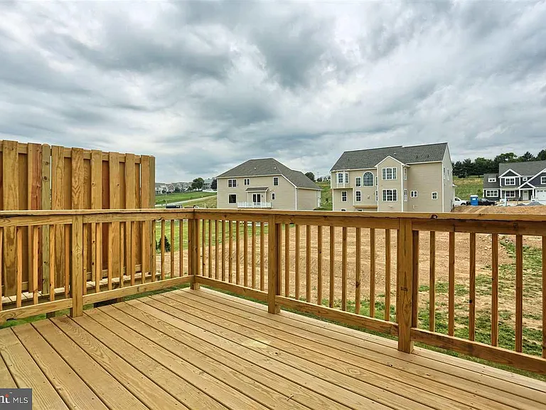 81 Simon Ct — Photo 35