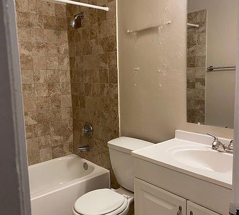 4th image of 1090 Laurel Oaks Ct