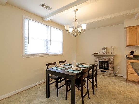 3rd image of 1015A Brixton Ct