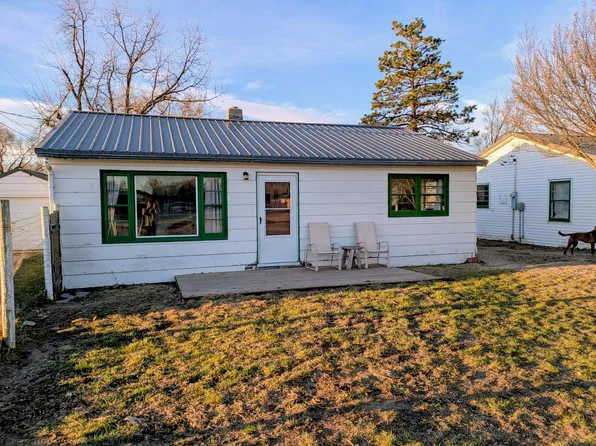 361 W 2nd St, Mission, SD 57555