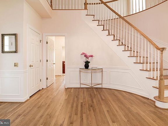 Foyer w/staircase