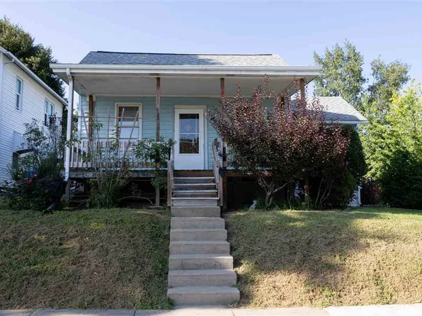 132 E Wilson St, Oxford, IA 52322