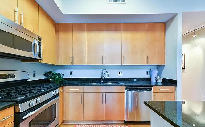 Contemporary Columbia Heights Loft | Prime Location — Photo 4