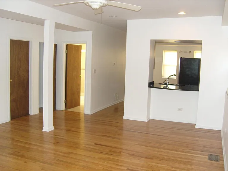 2114 W Melrose St — Photo 6