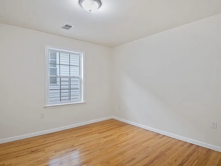 31-33 Chester Ave #2 — Photo 15