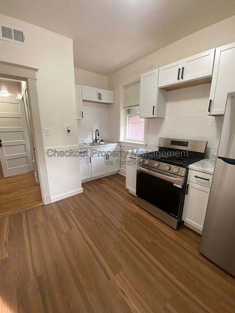 2 bed, 1.0 bath, 900 sqft, $995 — Photo 2