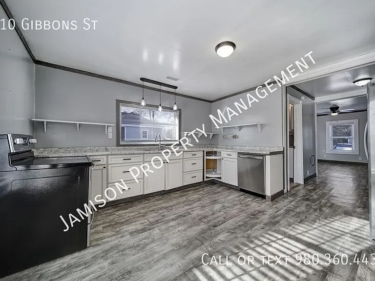 910 Gibbons St — Photo 8